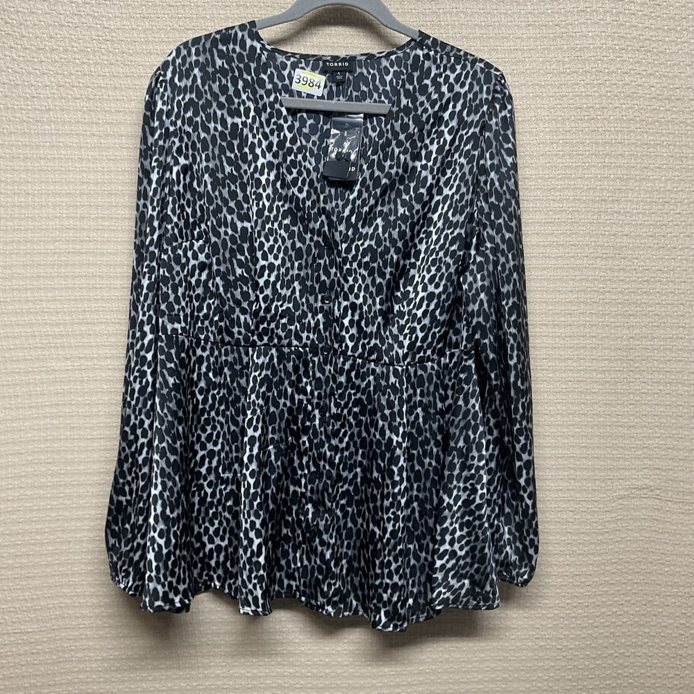 NWTTorrid Peplum Satin Button Front Long Sleeve Top Size 1 Animal PrinGray Black
